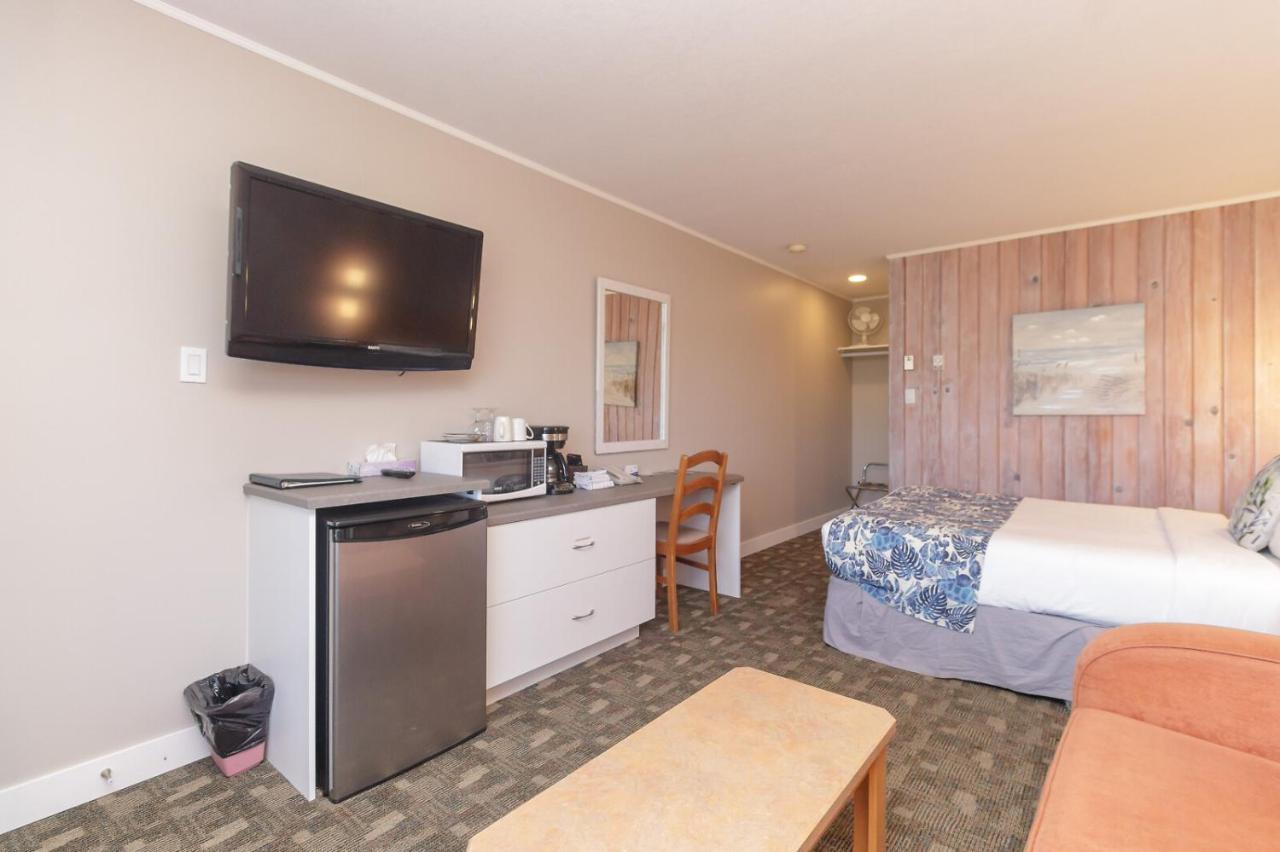 The Cedarwood Inn & Suites Sidney Exterior photo