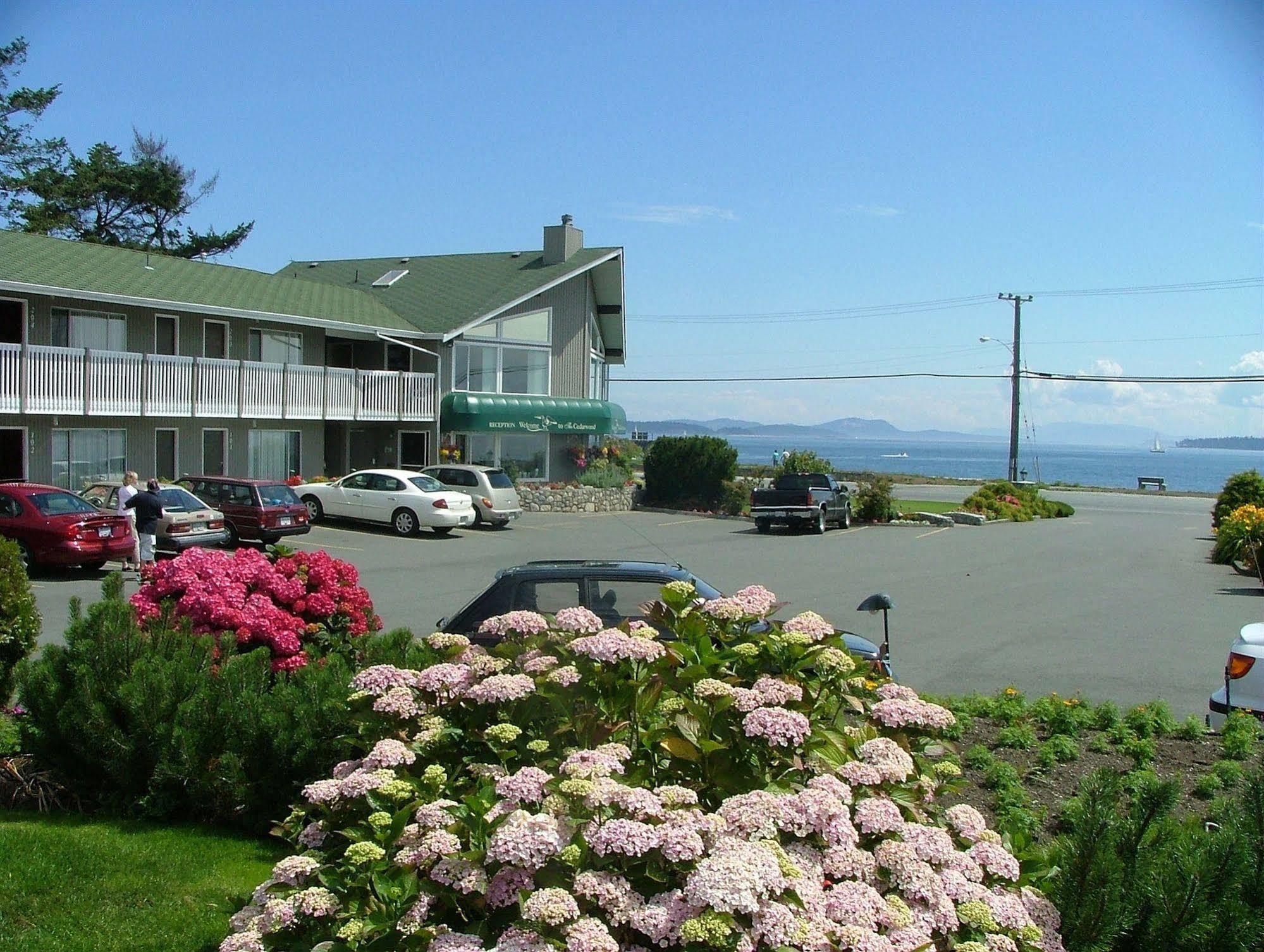 The Cedarwood Inn & Suites Sidney Exterior photo