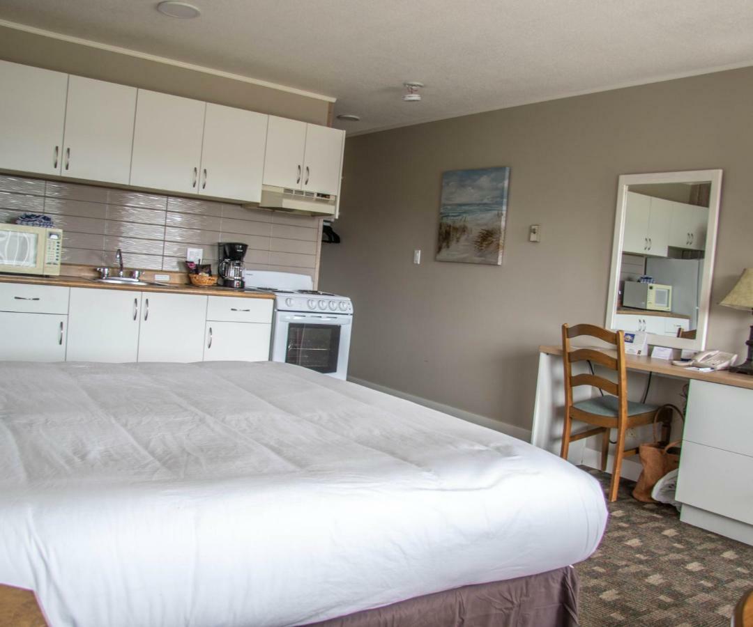 The Cedarwood Inn & Suites Sidney Exterior photo